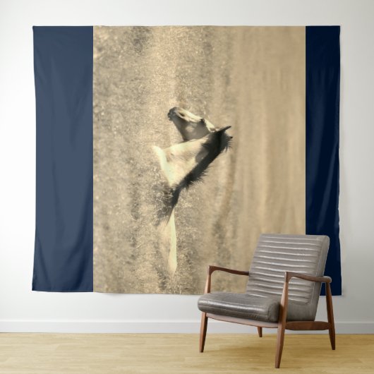 WILDE HORSE IN DE DESERT  Tapestry Wandkleed (In Situ (horizontaal))