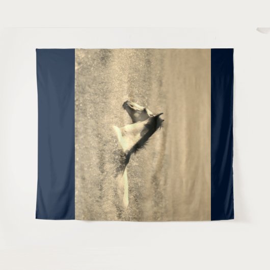 WILDE HORSE IN DE DESERT  Tapestry Wandkleed (Voorkant (horizontaal))