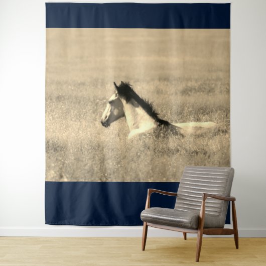 WILDE HORSE IN DE DESERT Tapestry Wandkleed (In situ)