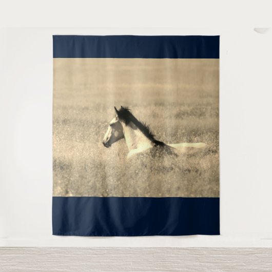 WILDE HORSE IN DE DESERT  Tapestry Wandkleed (Voorkant)