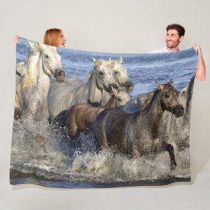 WILDE HORSES IN HET SURF FLEECE DEKEN