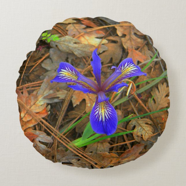Wilde Iris bloeit..... Rond Kussen (Voorkant)