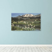 Wilde Iris groeit nabij de moedervlek van Mammoth Canvas Afdruk (Insitu (Houten vloer))