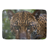 Wilde jaguar diep in het bos, badmat (Voorkant)