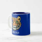 Wilde kat op blauw tweekleurige koffiemok (Voorkant links)
