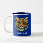 Wilde kat op blauw tweekleurige koffiemok (Links)