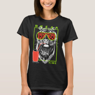 Wilde koele tijger in pauzetijd draagt een zonnebr t-shirt