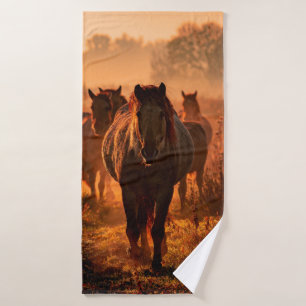 wilde konik - paarden die direct naar de oorlog tr badhanddoek