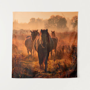 wilde konik - paarden die direct naar de oorlog tr wandkleed