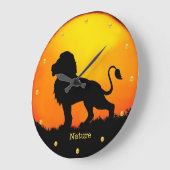 Wilde leeuw, gouden stippen en zonsopgang op een o grote klok (Hoek)