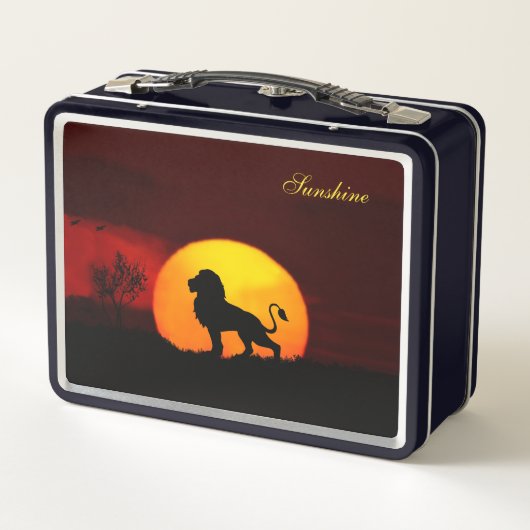 Wilde leeuw, zon en kalligrafie op een oerwoud (Achterkant)