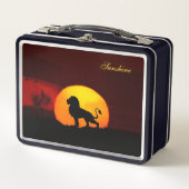 Wilde leeuw, zon en kalligrafie op een oerwoud (Voorkant)