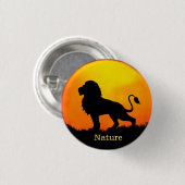 Wilde leeuw, zon en kalligrafie op een oerwoud ronde button 3,2 cm (Voorkant /achterkant)