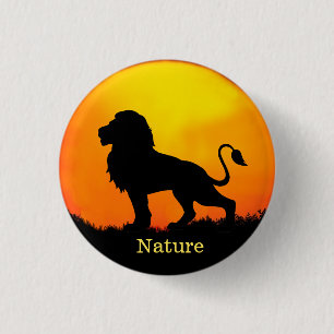 Wilde leeuw, zonsopgang & kalligrafie in een jungl ronde button 3,2 cm