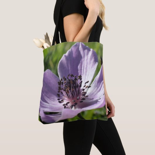 Wilde lila anemonenbloem in Paphos, Cyprus Tote Bag (Dichtbij)