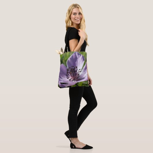 Wilde lila anemonenbloem in Paphos, Cyprus Tote Bag (Op model)