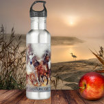 Wilde looppaarden Gepersonaliseerde waterfles Waterfles<br><div class="desc">Waterflesje met een schilderij van wilde renpaarden. Mooi voor iedereen die van paarden houdt. U kunt of de tekst aanpassen of schrappen.</div>