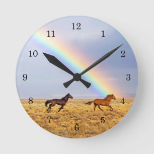 Wilde mosterangpaarden met regenboog ronde klok