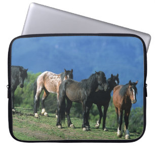 Wilde Mustang-paarden in de bergen Laptop Sleeve