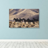 Wilde Mustang-paarden in de woestijn 1 Canvas Afdruk (Insitu (Houten vloer))