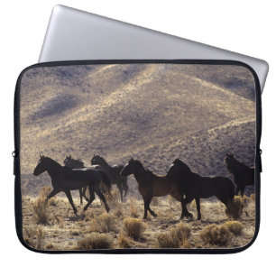 Wilde Mustang-paarden in de woestijn 1 Laptop Sleeve