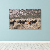 Wilde Mustang-paarden in de woestijn 2 Canvas Afdruk (Insitu (Houten vloer))