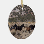 Wilde Mustang-paarden in de woestijn 2 Keramisch Ornament (Rechts)