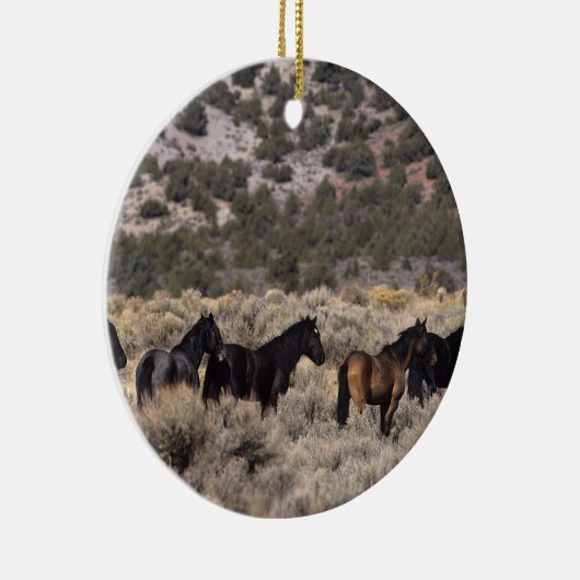 Wilde Mustang-paarden in de woestijn 2 Keramisch Ornament (Rechts)
