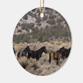 Wilde Mustang-paarden in de woestijn 2 Keramisch Ornament (Links)