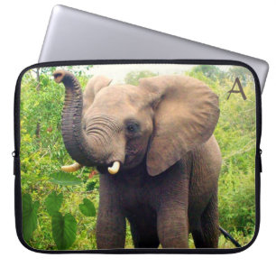 Wilde olifant met tropische planten & monogram laptop sleeve