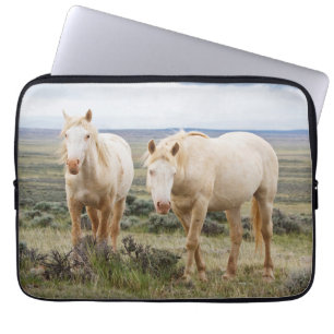 Wilde paard dat rondloopt op de prairie van Cody Laptop Sleeve