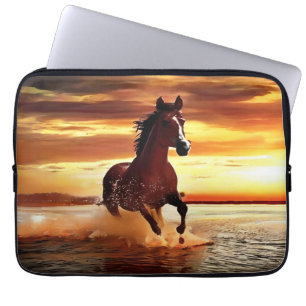 Wilde Paard galoppeert door Surf Laptop Sleeve