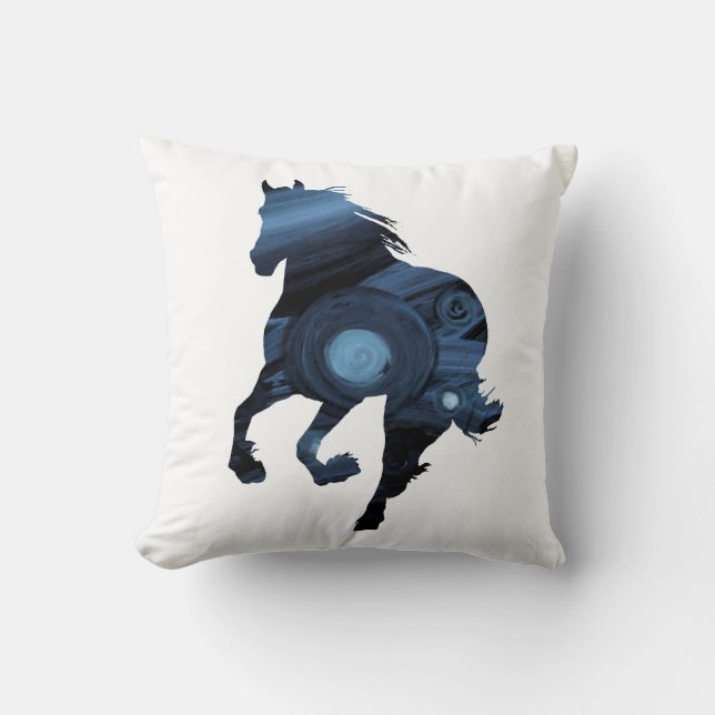 Wilde paard in Blue Throw Cushion Kussen (Voorkant)