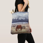 Wilde paard: Nevada winterlandschap. Tote Bag (Dichtbij)