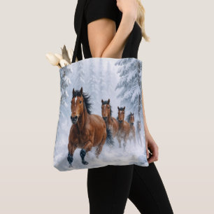 Wilde paarden die door een besneeuwd bos rennen tote bag