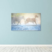 Wilde paarden die door water lopen canvas afdruk (Insitu (Houten vloer))