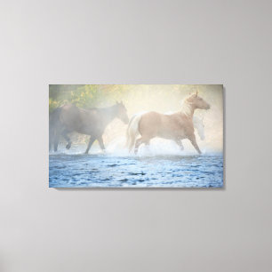 Wilde paarden die door water lopen canvas afdruk