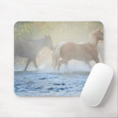 Wilde paarden die door water lopen muismat (Met muis)