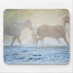 Wilde paarden die door water lopen muismat