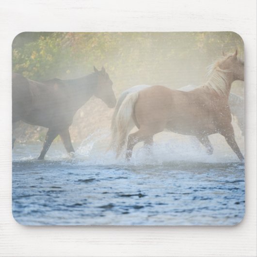 Wilde paarden die door water lopen muismat (Voorkant)