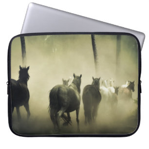 Wilde paarden die lopen laptop sleeve