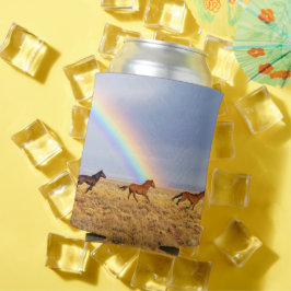 Wilde paarden die met regenboog lopen blikjeskoeler