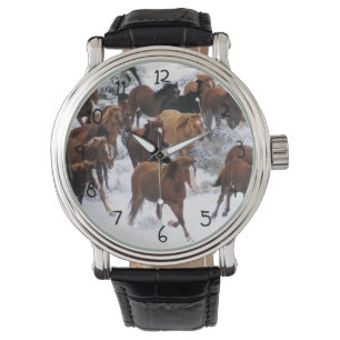 Wilde paarden die op sneeuw lopen horloge