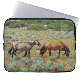 Wilde paarden grazen laptop sleeve