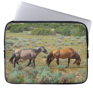 Wilde paarden grazen laptop sleeve