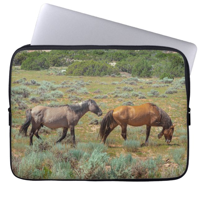 Wilde paarden grazen laptop sleeve (Voorkant)