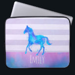 Wilde paarden in blauwe en Paarse Waterverf Laptop Sleeve<br><div class="desc">Een gepersonaliseerde laptophoes met een  waterverf in blauw en paarse kleuren. Hardlopen wild en vrij. Instellen op een horizontale paarse gestreepte achtergrond. Een blauw-roze waterverf rand gelaagd over de onderkant.</div>