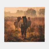 Wilde paarden: intense blik ontmoeting fleece deken (Voorkant (Horizontaal))