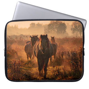 Wilde paarden: intense blik ontmoeting laptop sleeve