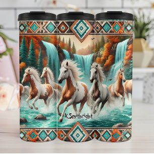 Wilde paarden lopen door de herfstwaterval thermosbeker